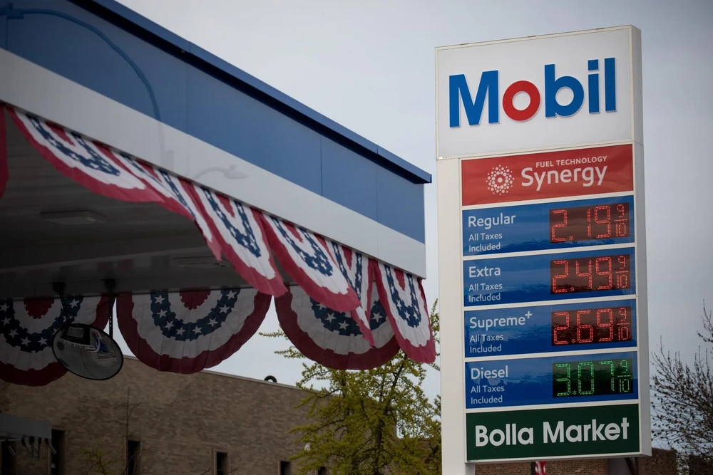 Giá xăng dầu được niêm yết tại trạm xăng ở Brooklyn, New York, Mỹ ngày 20/4 vừa qua. (Ảnh: THX/TTXVN)