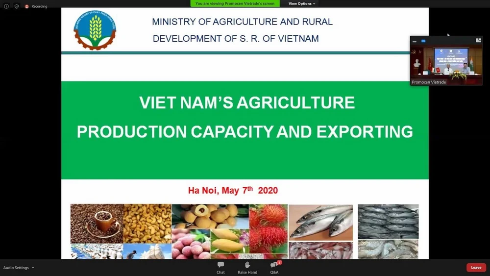 Đại diện Bộ Nông nghiệp và Phát triển Nông thôn Việt Nam trình bày về các lợi thế của nông sản, thực phẩm chế biến Việt Nam. (Ảnh: Huy Lê/TTXVN)