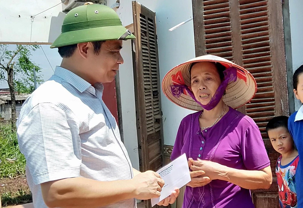 Ông Nguyễn Thanh Hải, Phó Chủ tịch UBND tỉnh Phú Thọ thăm hỏi, động viên một gia đình ở xã Phú Lạc, huyện Cẩm Khê. (Ảnh: Trung Kiên/TTXVN)
