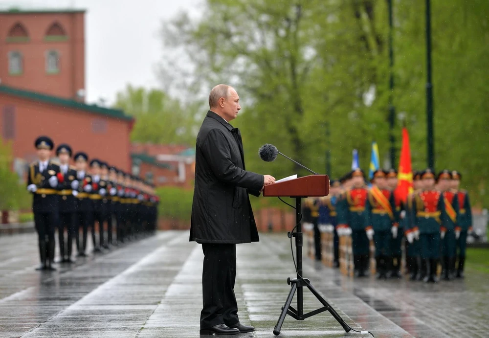 Tổng thống Nga Vladimir Putin phát biểu nhân kỷ niệm 75 năm Ngày Chiến thắng phát xít, tại quảng trường đặt Mộ Chiến sỹ vô danh ở thủ đô Moskva, ngày 9/5. (Ảnh: AFP/TTXVN)