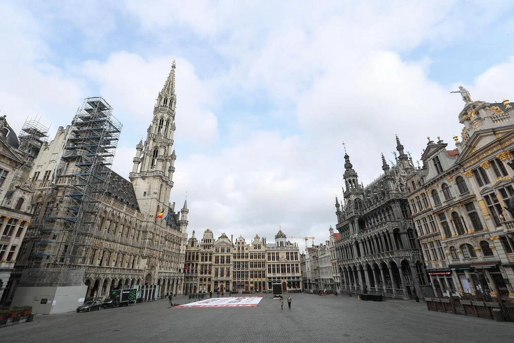 Cảnh vắng vẻ tại Quảng trường Lớn do dịch COVID-19 ở Brussels, Bỉ ngày 13/4 vừa qua. (Ảnh: THX/TTXVN)