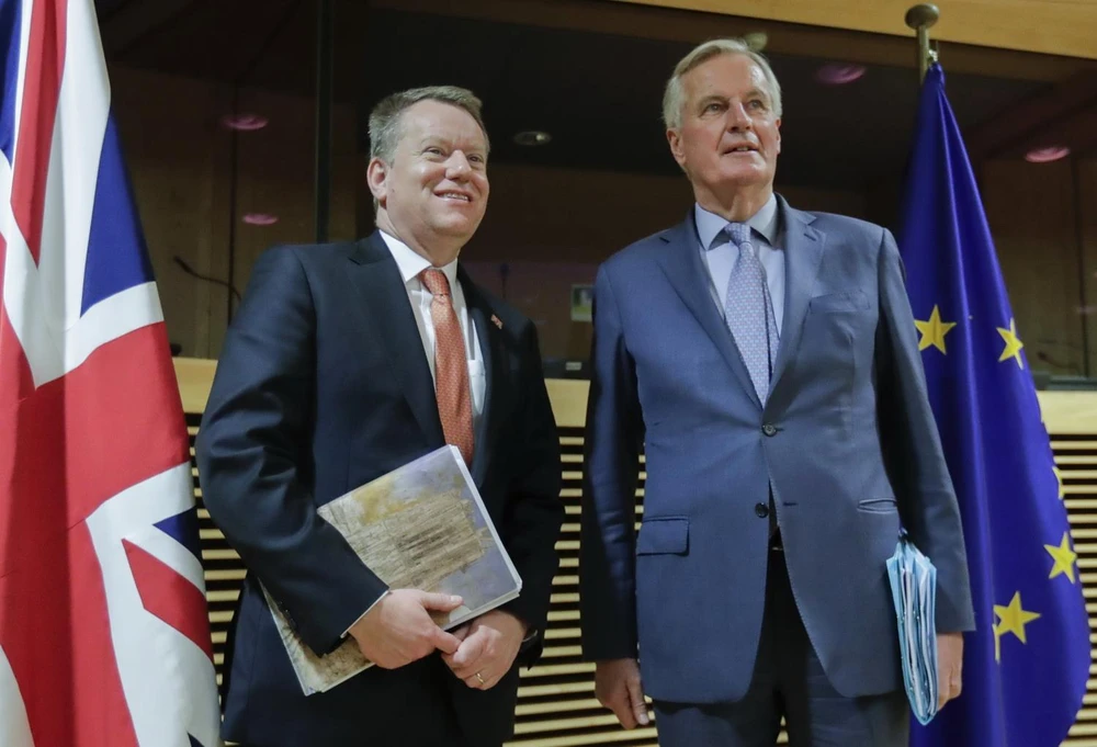Trưởng đoàn đàm phán của EU về Brexit Michel Barnier (phải) và Trưởng đoàn đàm phán Brexit của Anh David Frost (trái) tại cuộc gặp ở Brussels, Bỉ, ngày 2/3 vừa qua. (Ảnh: AFP/TTXVN)