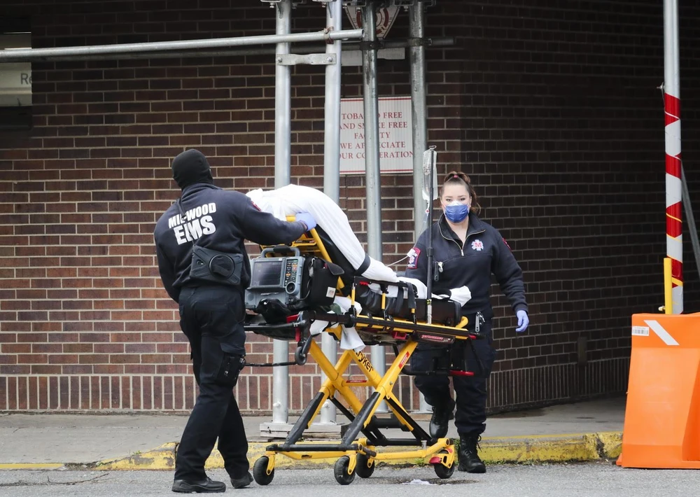Nhân viên y tế chuyển bệnh nhân COVID-19 tới bệnh viện ở New York, Mỹ, ngày 11/5 vừa qua. (Ảnh: THX/TTXVN)