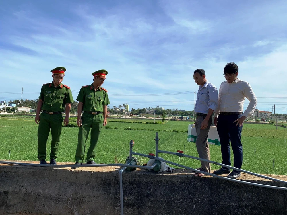 Lực lượng chức năng kiểm tra một điểm có các giếng khoan trái phép. (Ảnh: Đinh Hương/TTXVN)