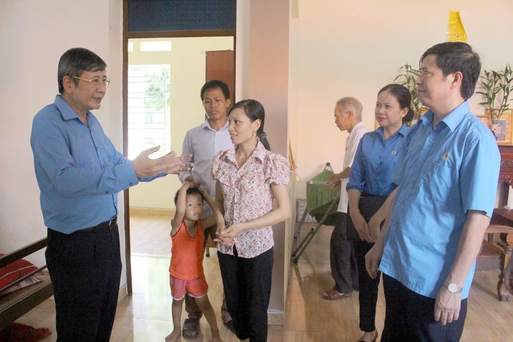 Phó Chủ tịch Thường trực Tổng Liên đoàn Lao động Việt Nam Trần Thanh Hải (trái) cùng lãnh đạo Liên đoàn Lao động tỉnh Bắc Giang động viên công nhân lao động trong căn nhà Mái ấm công đoàn. (Ảnh: Đồng Thúy/TTXVN)