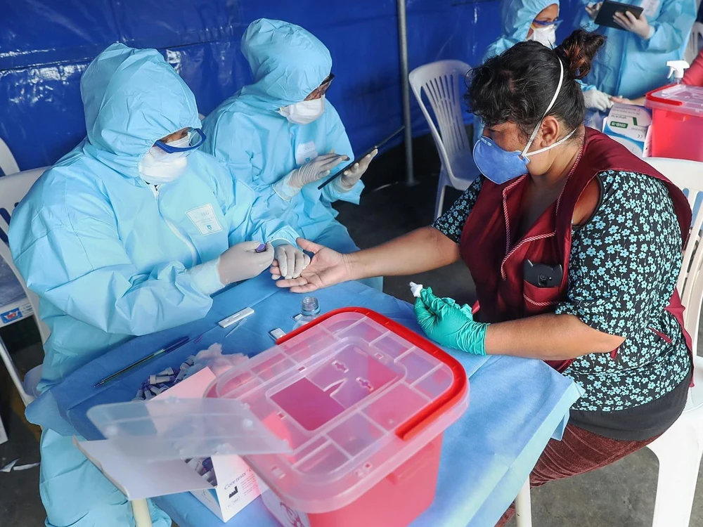 Nhân viên y tế xét nghiệm COVID-19 cho người dân tại San Martin de Porres, Peru ngày 29/4 vừa qua. (Ảnh: AFP/TTXVN)