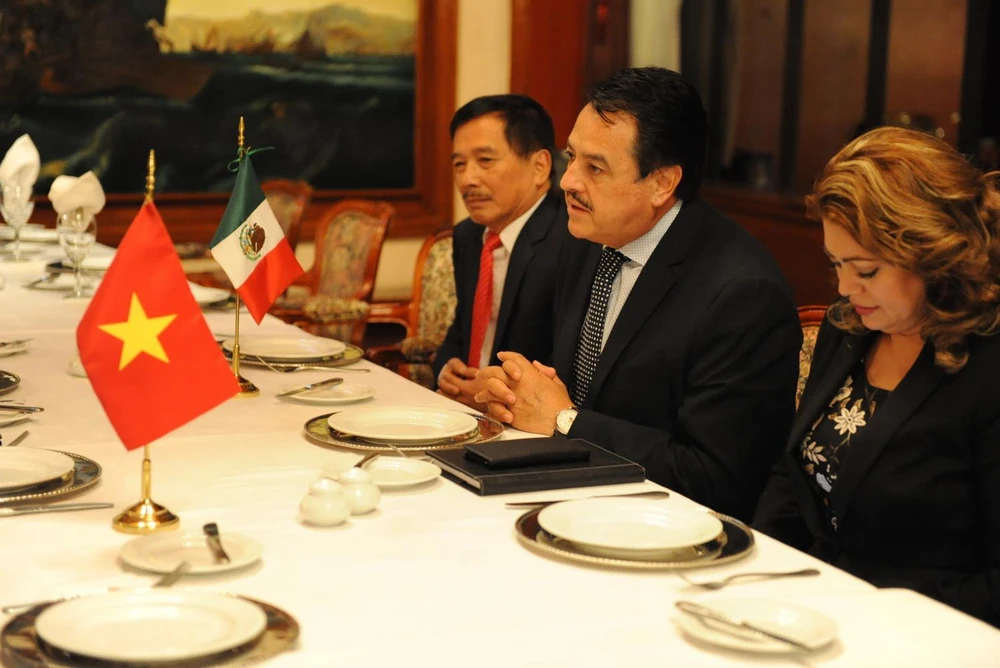 Chủ nhiệm Ủy ban Đối ngoại Hạ viện Mexico, kiêm Chủ tịch Nhóm nghị sỹ hữu nghị với Việt Nam Alfredo Femat Bañuelos - ở giữa. (Ảnh: Việt Hùng/TTXVN)