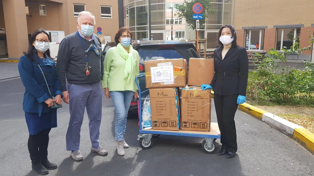 Chị Nguyễn Thị Minh Liên tặng 10.000 khẩu trang y tế cho Bệnh viện Saint Pierre tại Brussels. (Ảnh: Kim Chung/TTXVN)