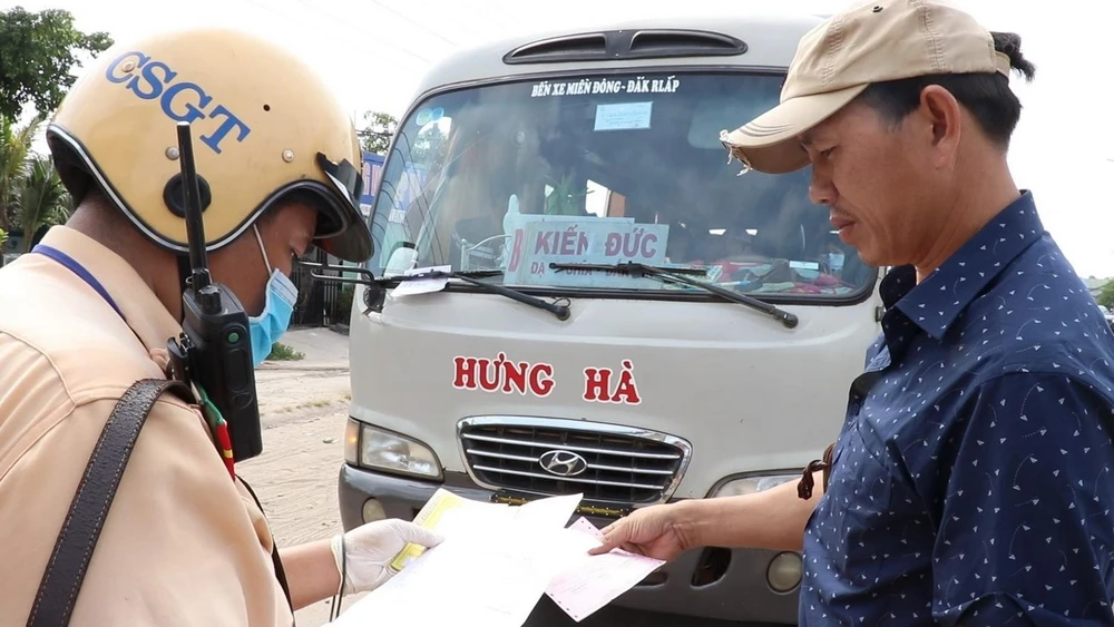 Lực lượng Cảnh sát giao thông Công an tỉnh Bình Dương ra quân tổng kiểm soát phương tiện giao thông cơ giới đường bộ. (Ảnh: Nguyễn Văn Việt/TTXVN)