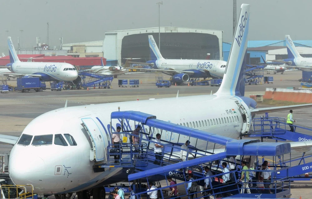 Máy bay của hãng hàng không IndiGo tại sân bay quốc tế Indira Gandhi ở New Delhi, Ấn Độ. (Ảnh: AFP/TTXVN)