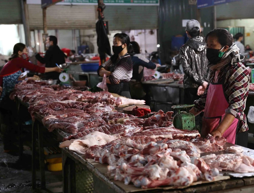 Chợ Phùng Khoang ở quận Nam Từ Liêm, thành phố Hà Nội vẫn đầy đủ nguồn hàng thịt lợn, thịt gà các loại nhưng giá vẫn cao. (Ảnh: Vũ Sinh/TTXVN)