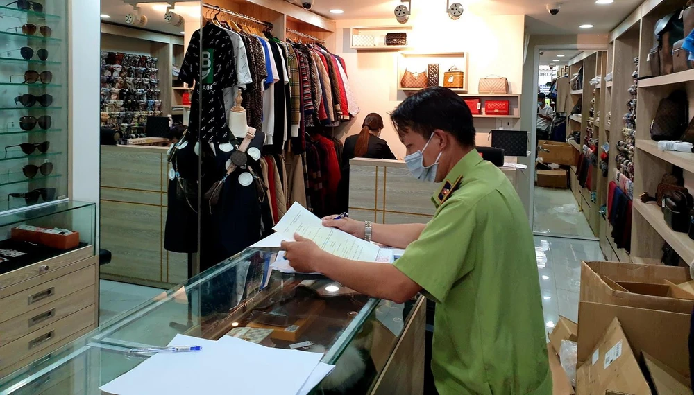 Lực lượng chức năng kiểm tra tại một cửa hàng phụ kiện thời trang ở quận 10. (Ảnh: Thành Chung/TTXVN)