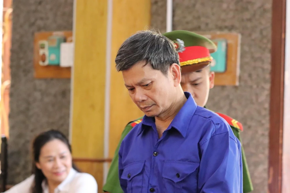 Bị cáo Lò Văn Huynh, nguyên Trưởng phòng Khảo thí và Quản lý chất lượng giáo dục, Sở Giáo dục và Đào tạo tại phiên tòa bị tuyên phạt tổng cộng 21 năm tù. (Ảnh: Hữu Quyết/TTXVN)