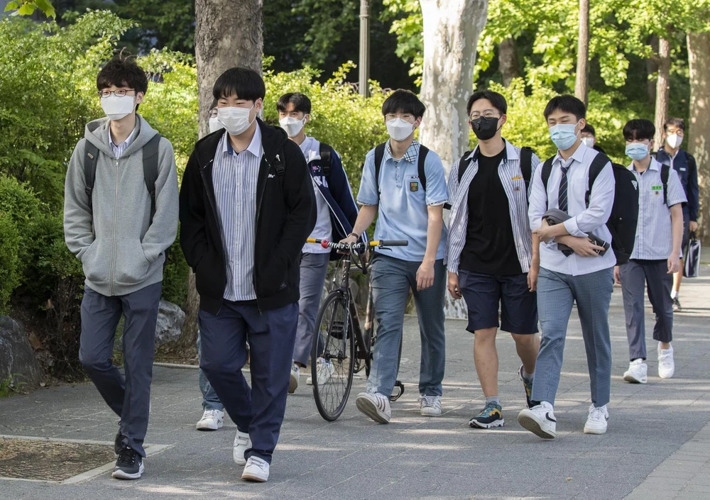 Học sinh tới trường tại Seoul, Hàn Quốc ngày 27/5. (Ảnh: THX/TTXVN)