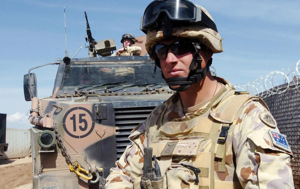 Binh sỹ Australia thuộc lực lượng hỗ trợ an ninh quốc tế do NATO dẫn đầu tuần tra tại Samawa, miền Nam Iraq. (Ảnh: AFP/TTXVN)