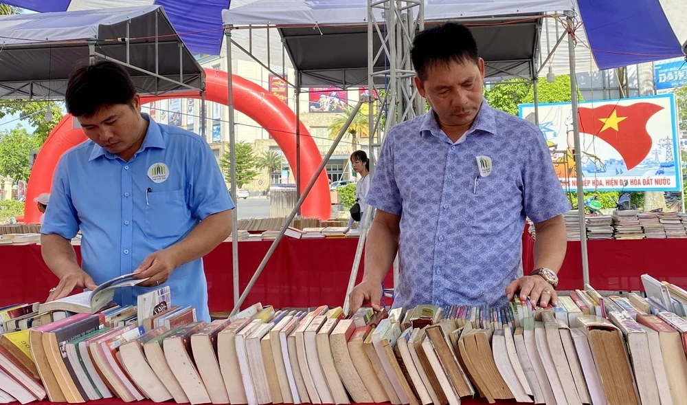 Độc giả tham gia Hội chợ Sách xuyên Việt 2020. (Ảnh: Mai Trang/TTXVN)