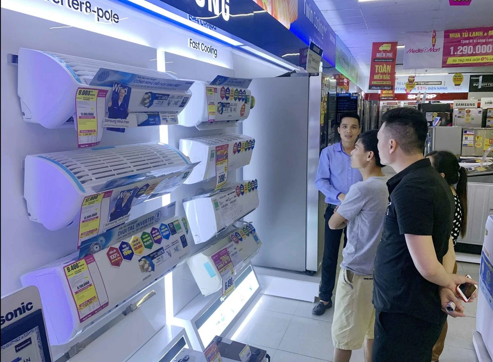 Nắng nóng gay gắt, người dân chọn mua điều hòa tại siêu thị. (Ảnh: Phạm Kiên/TTXVN)