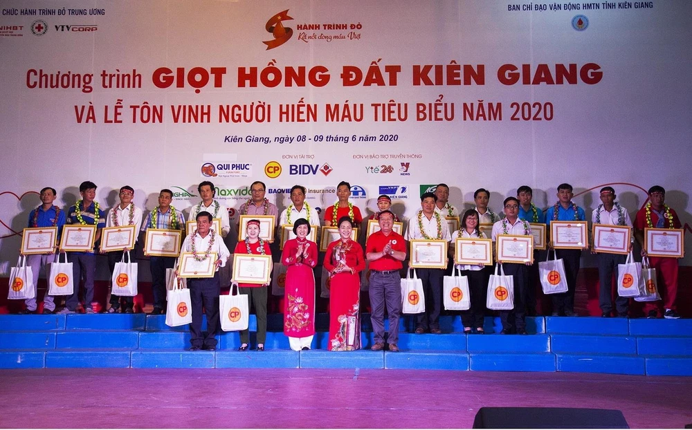 Trung ương Hội Chữ thập đỏ Việt Nam tặng Bằng khen những cá nhân tiêu biểu trong phong trào hiến máu tình nguyện tỉnh Kiên Giang. (Ảnh: Hồng Đạt/TTXVN)