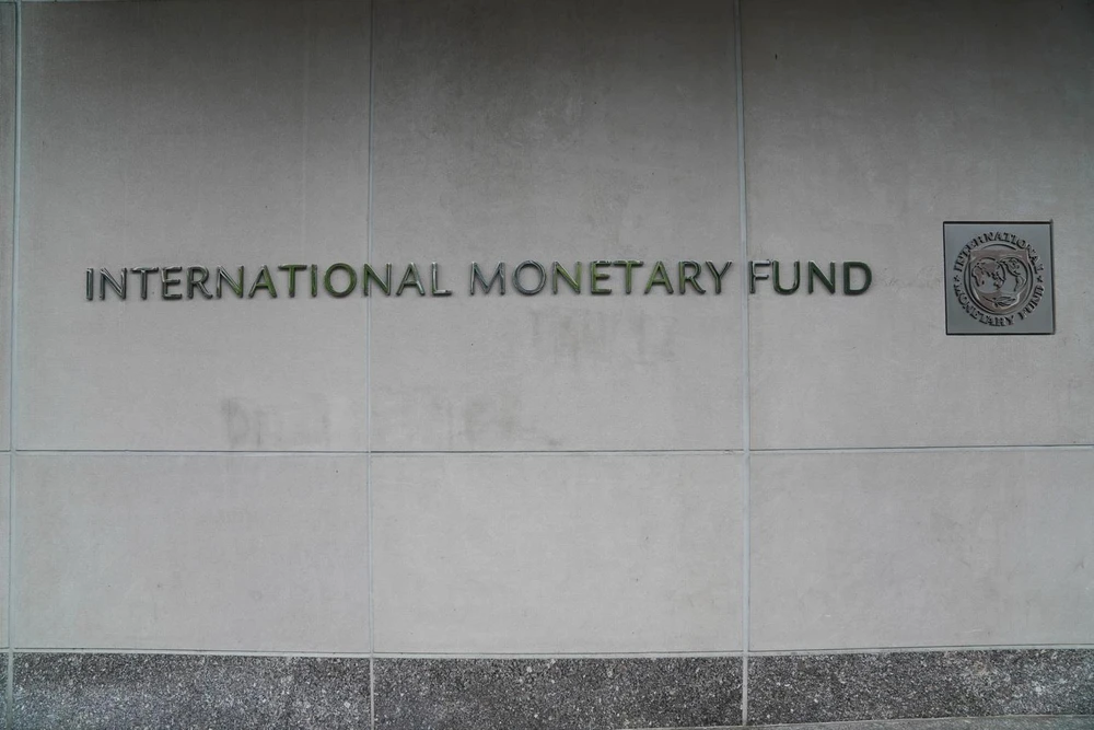 Logo của Quỹ tiền tệ quốc tế tại trụ sở ở Washington DC., Mỹ. (Ảnh: THX/TTXVN)