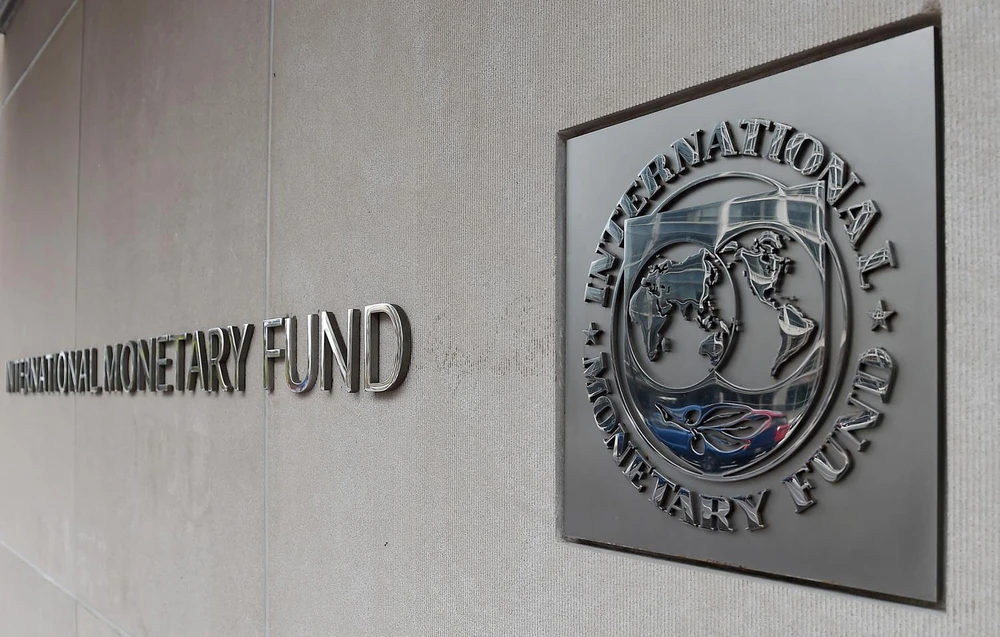 Logo của Quỹ tiền tệ quốc tế tại trụ sở ở Washington DC., Mỹ. (Ảnh: AFP/TTXVN)