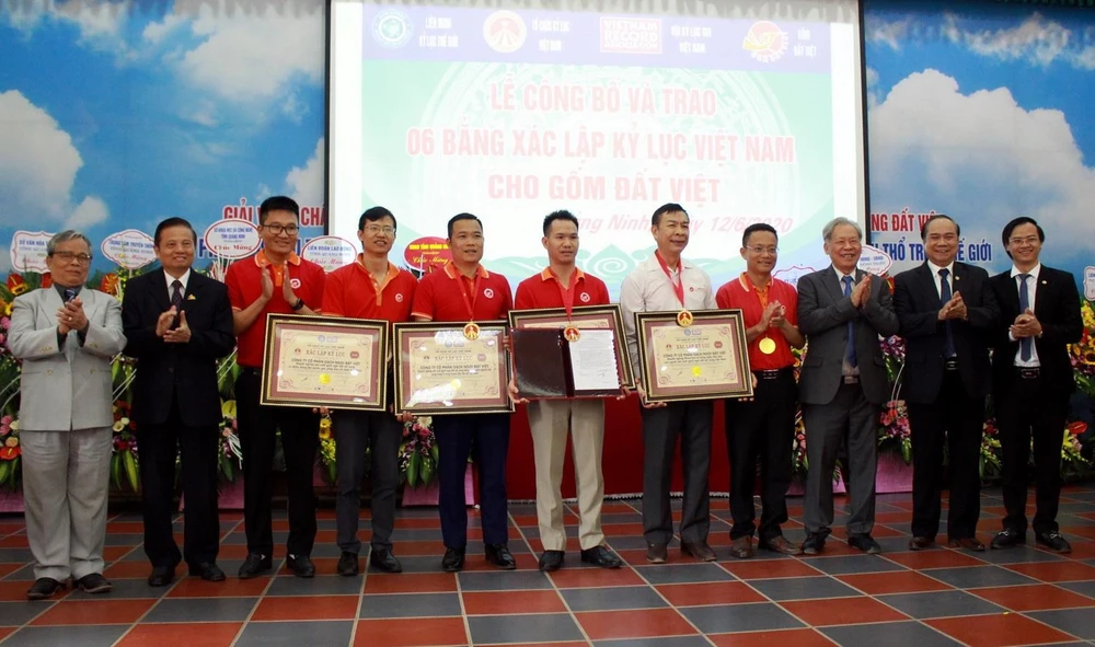 Đại diện tổ chức Kỷ lục Việt Nam trao Bằng kỷ lục cho Công ty Cổ phần Gốm Đất Việt. (Ảnh: Đức Hiếu/TTXVN)