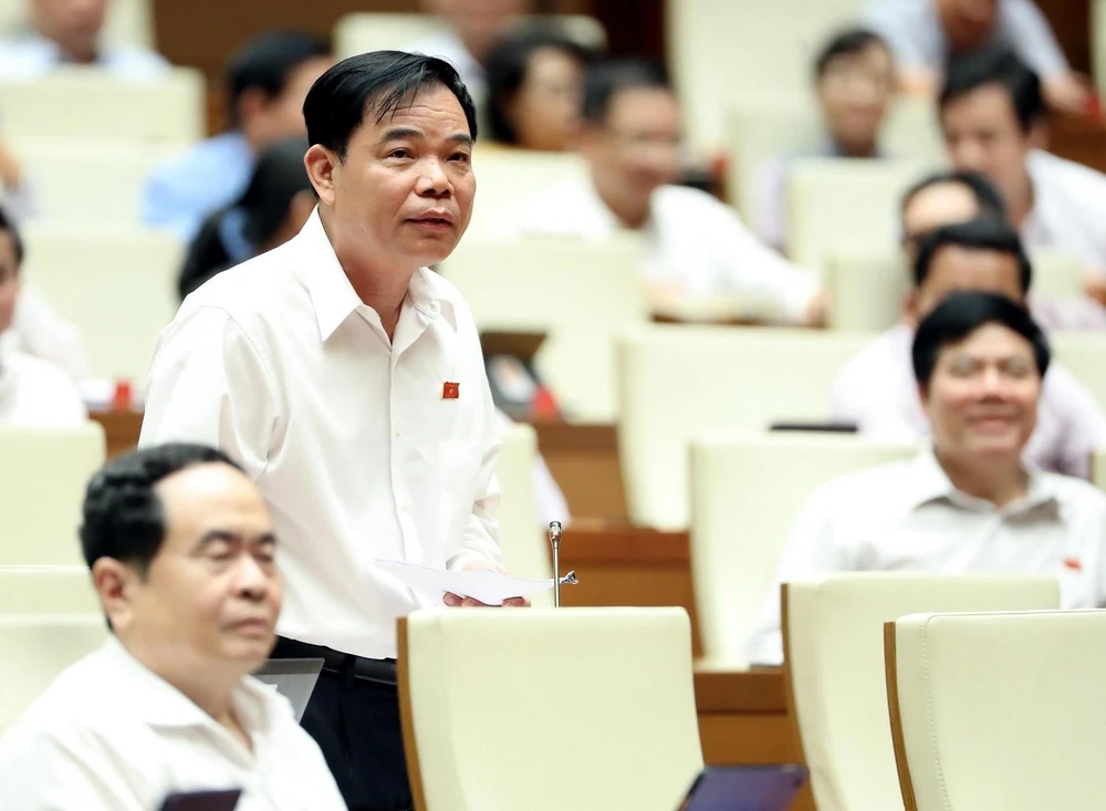 Bộ trưởng Bộ Nông nghiệp và Phát triển Nông thôn Nguyễn Xuân Cường giải trình, làm rõ một số vấn đề đại biểu Quốc hội nêu. (Ảnh: Trọng Đức/TTXVN)