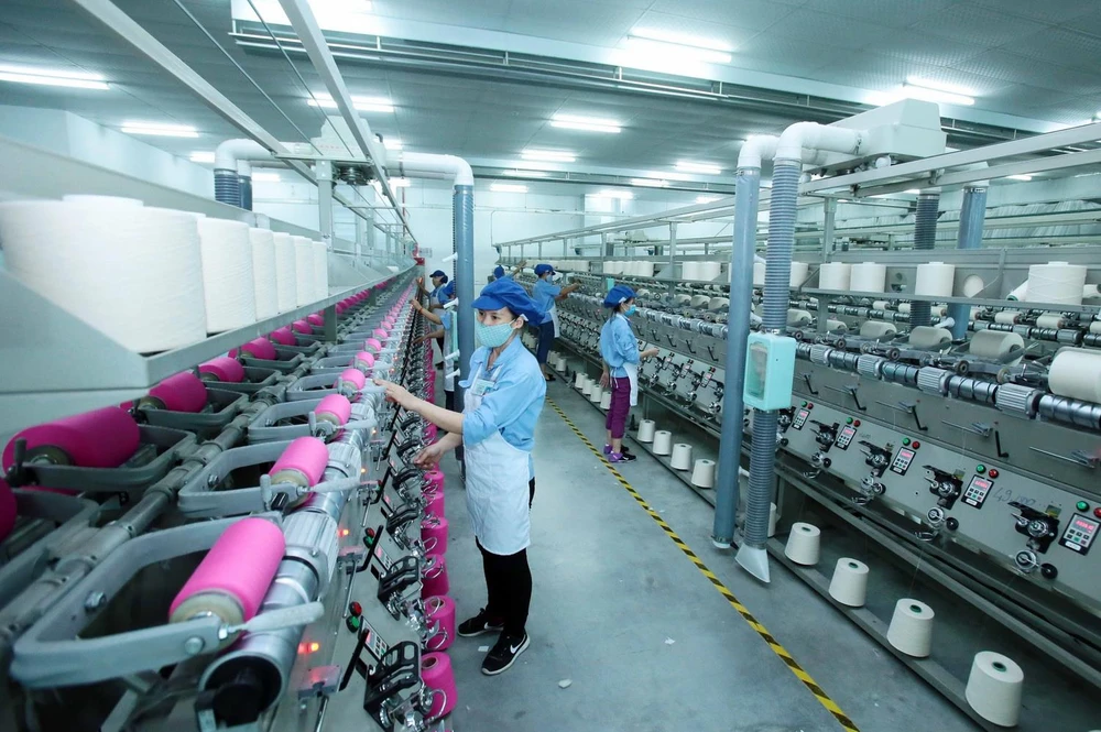 Công nhân sản xuất sản phẩm dệt nhuộm tại Công ty TNHH Dệt nhuộm Jasan Việt Nam ở Khu Công nghiệp Phố nối B, Yên Mỹ, tỉnh Hưng Yên. (Ảnh: Phạm Kiên/TTXVN)