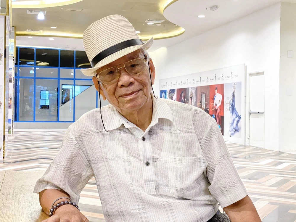 Nhà báo lão thành Phạm Văn Thính nay đã 85 tuổi nhưng tinh thần vẫn rất minh mẫn. (Ảnh: Hồng Giang/TTXVN) 