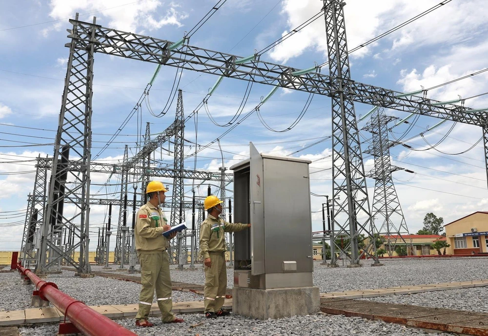 Do nhiệt độ tăng cao, công nhân Truyền tải Điện Nghệ An tăng cường kiểm tra kỹ thuật thiết bị trạm biến áp 220kV Đô Lương. (Ảnh: Ngọc Hà/TTXVN)