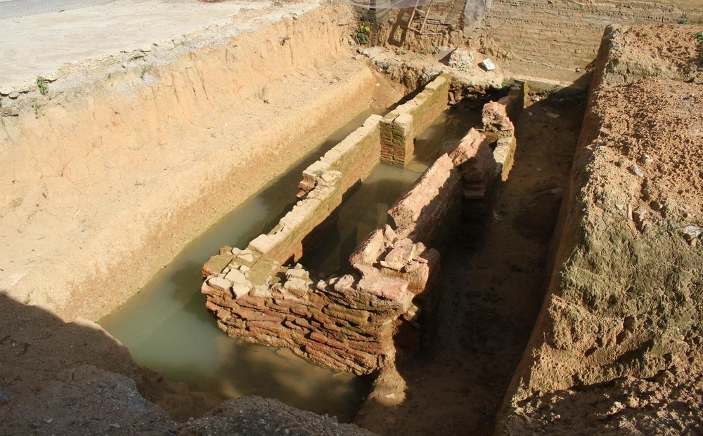 Mộ gạch mới được khai quật tại trường Tiểu học xã Gia Thủy. (Ảnh: Thùy Dung/TTXVN)