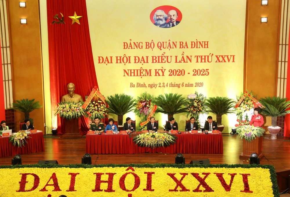 Đoàn Chủ tịch, Thư ký điều hành Đại hội đại biểu lần thứ XXVI Đảng bộ quận Ba Đình, Hà Nội. (Ảnh: Văn Điệp/TTXVN)