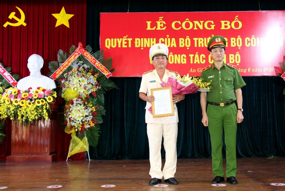 Thứ trưởng Bộ Công an Nguyễn Duy Ngọc trao Quyết định của Bộ trưởng Bộ Công an về việc điều động, bổ nhiệm Đại tá Bùi Bé Năm, Trưởng Công an thành phố Long Xuyên (An Giang) đến nhận công tác và giữ chức vụ Phó Giám đốc Công an tỉnh An Giang. (Ảnh: Công Mạ