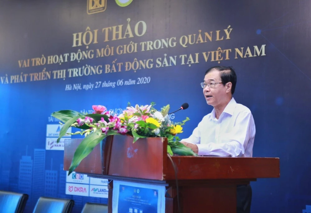 Phó chủ tịch, Tổng thư ký Hội môi giới bất động sản Việt Nam Nguyễn Văn Đính phát biểu tại hội thảo. (Ảnh: Danh Lam/TTXVN)