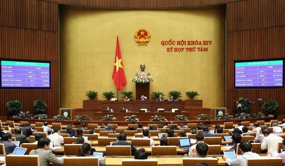 Các đại biểu Quốc hội biểu quyết thông qua Luật Xuất cảnh, nhập cảnh của công dân Việt Nam. (Ảnh: Dương Giang/TTXVN)