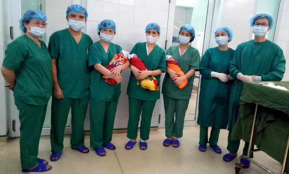 Kíp mổ Bệnh viện Đa khoa tỉnh Tuyên Quang và 3 bé trai sinh cùng trứng. (Ảnh: TTXVN phát)