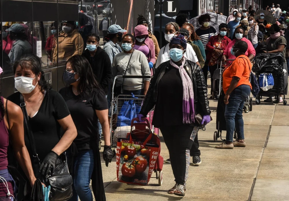 Người dân xếp hàng chờ nhận thực phẩm cứu trợ tại New York, Mỹ ngày 15/5 vừa qua trong bối cảnh dịch COVID-19 lan rộng. (Ảnh: AFP/TTXVN)