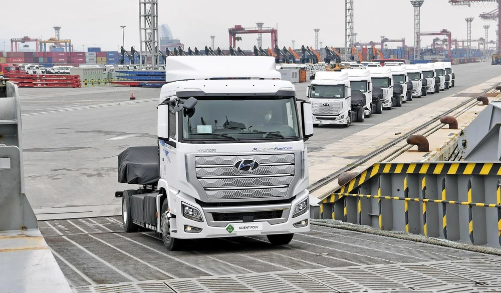 Xe tải chạy bằng hydro XCIENT được xuất khẩu tới Thụy Sĩ tại cảng Gwangyang, Hàn Quốc, ngày 6/7. (Ảnh: Yonhap/TTXVN)