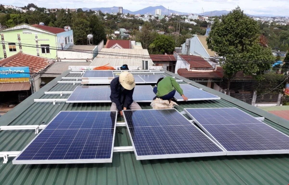 Lắp đặt các công trình điện Mặt Trời mái nhà tại tỉnh Gia Lai. (Ảnh: Hồng Điệp/TTXVN)