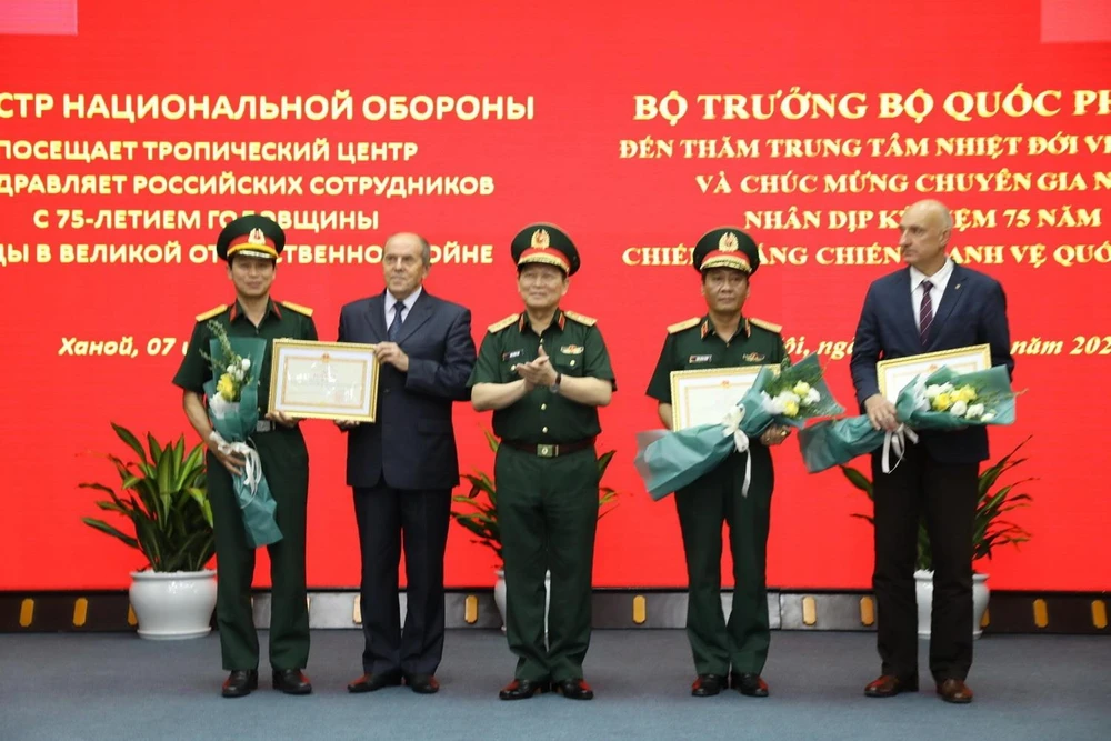 Đại tướng Ngô Xuân Lịch, Bộ trưởng Bộ Quốc phòng trao Bằng khen cho Trung tâm Nhiệt đới Việt-Nga. (Ảnh: Văn Điệp/TTXVN)