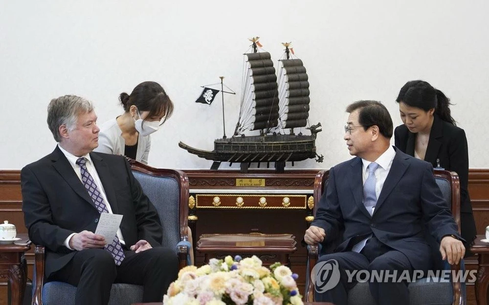 Cố vấn an ninh mới của Tổng thống Moon Jae-in, ông Suh Hoon (phải) hội đàm với Thứ trưởng Ngoại giao Stephen Biegun tại khu nhà tổng thống ở Seoul vào ngày 9/7. (Nguồn: Yonhap)