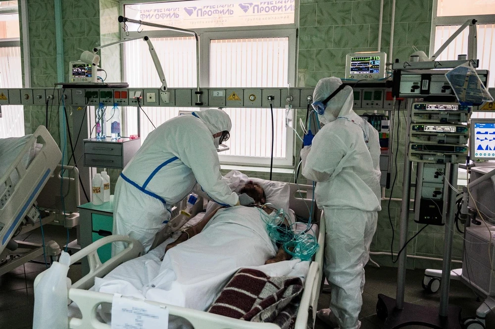 Nhân viên y tế điều trị cho bệnh nhân COVID-19 tại bệnh viện ở Moskva, Nga, ngày 17/5 vừa qua. (Ảnh: AFP/TTXVN) 