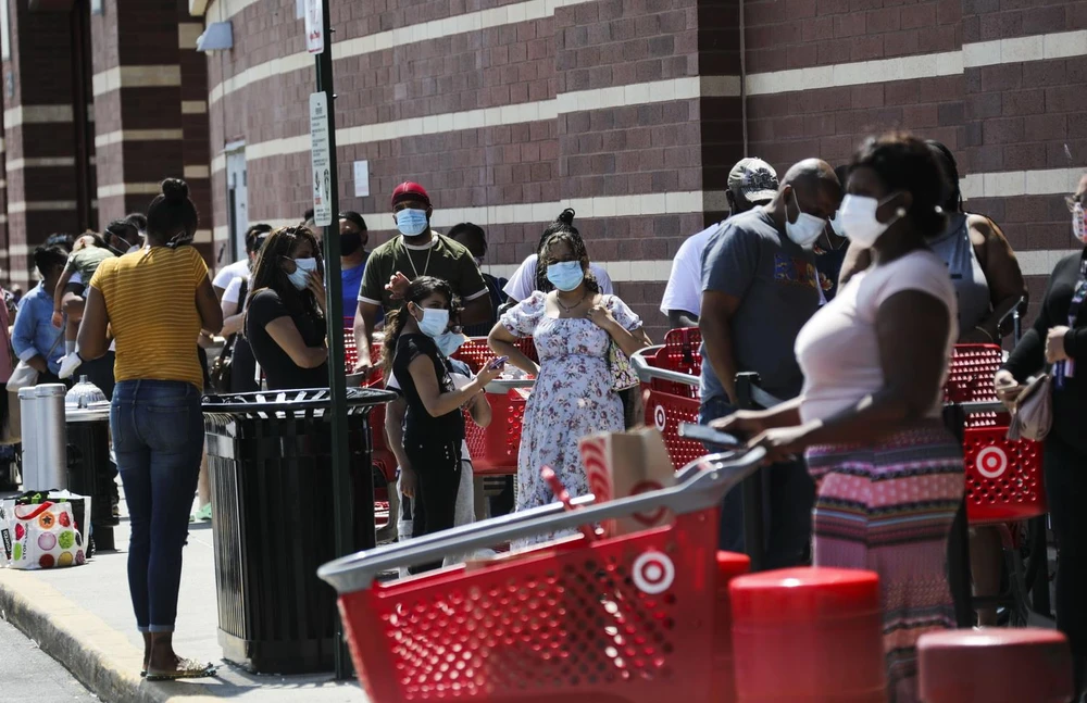 Người dân xếp hàng chờ mua sắm tại một cửa hàng bách hóa ở Mỹ ngày 16/7. (Ảnh: THX/TTXVN)