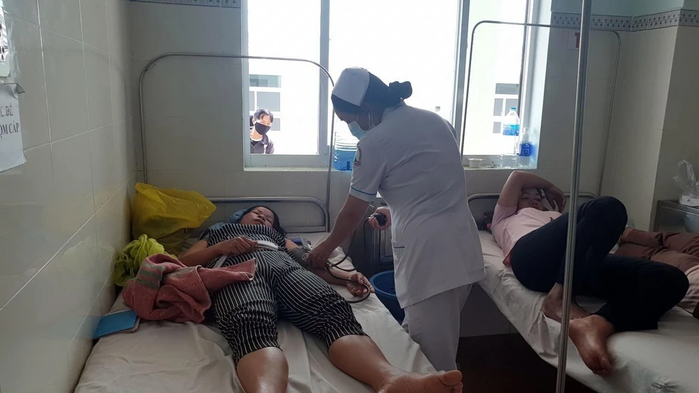 Các bệnh nhân đang được điều trị tại Bệnh viện II Lâm Đồng chiều ngày 20/7. (Ảnh: Chu Quốc Hùng/TTXVN)