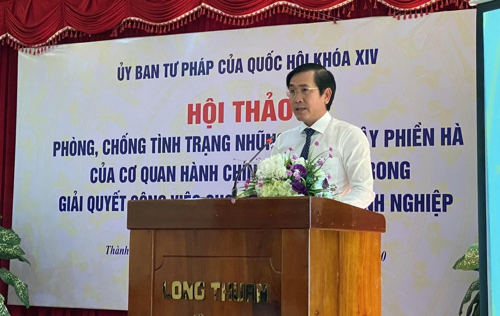 Ông Phạm Văn Hậu, Phó Chủ tịch UBND tỉnh Ninh Thuận phát biểu tại Hội thảo. (Ảnh: Công Thử/TTXVN)