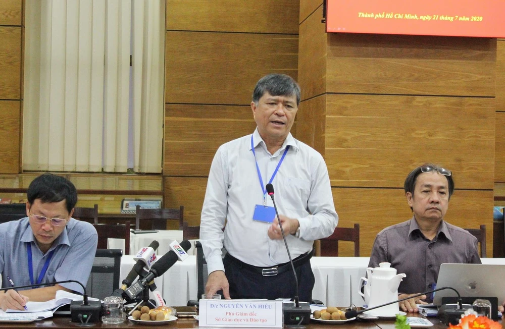 Ông Nguyễn Văn Hiếu, Phó Giám đốc Sở Giáo dục và Đào tạo Thành phố Hồ Chí Minh báo cáo tại buổi làm việc. (Ảnh: Thu Hương/TTXVN)