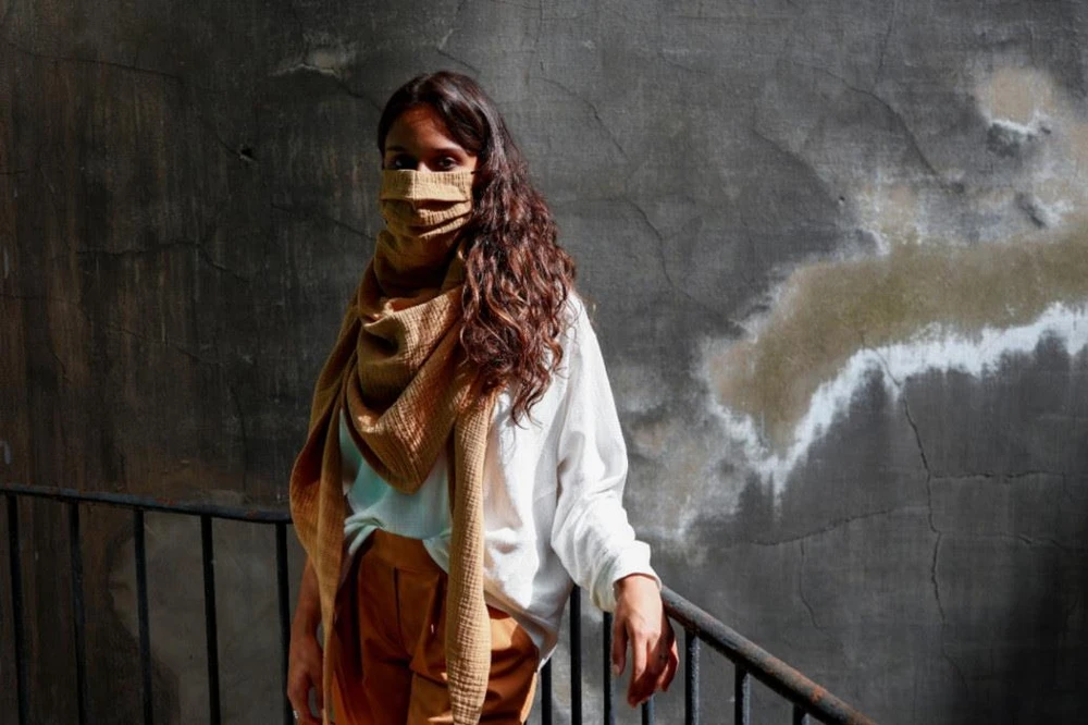 Một người mẫu tạo dáng khi cô đeo "khăn choàng khẩu trang" của nhà tạo mẫu người Bỉ Aude De Wolf. (Nguồn: Reuters)