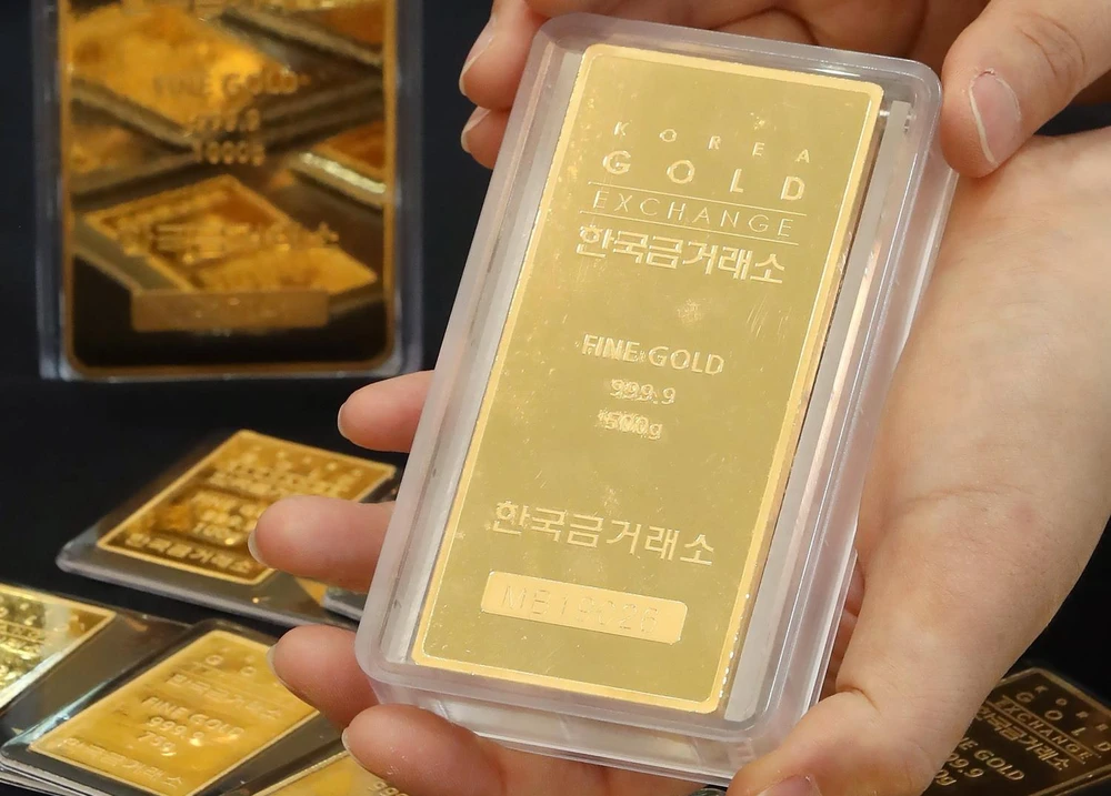 Vàng miếng tại sàn giao dịch vàng ở Seoul của Hàn Quốc. (Ảnh: Yonhap/TTXVN)