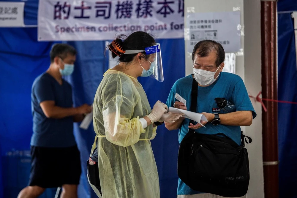 Một điểm xét nghiệm COVID-19 tại Hong Kong, Trung Quốc, ngày 19/7 vừa qua. (Ảnh: AFP/TTXVN)