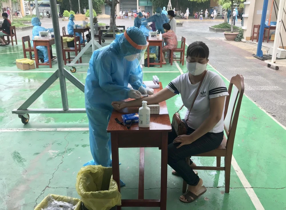 Một người dân Đà Nẵng đang được nhân viên y tế lấy mẫu máu. (Ảnh: TTXVN phát)