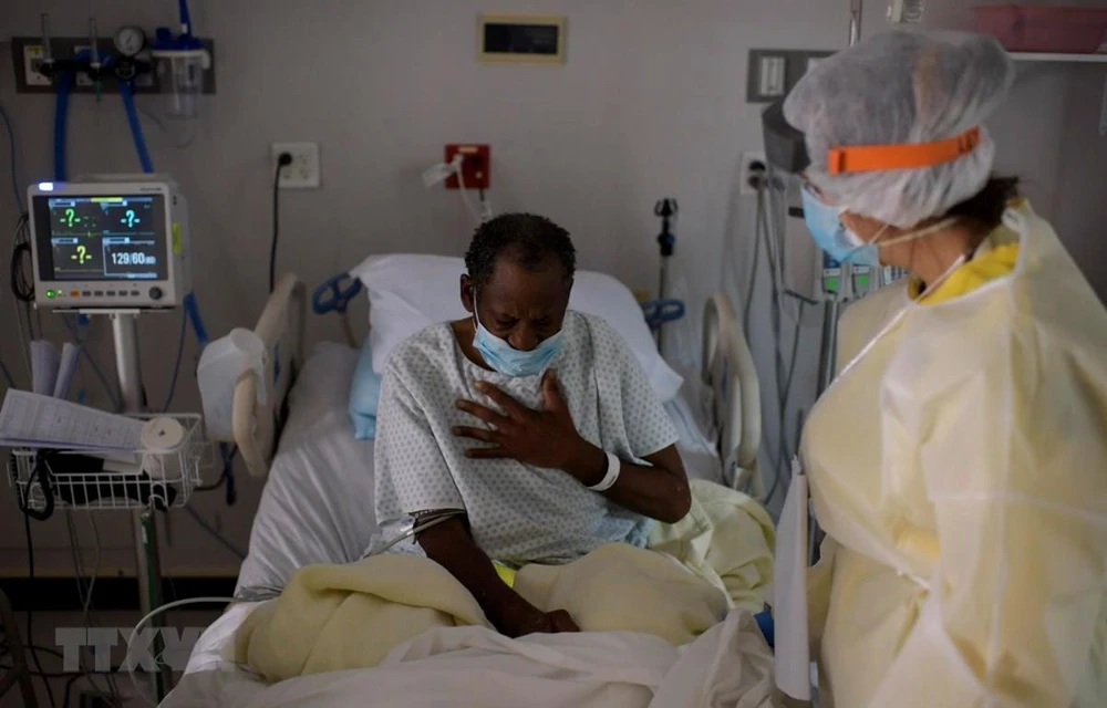 Nhân viên y tế chăm sóc bệnh nhân COVID-19 tại một bệnh viện ở Houston, bang Texas, Mỹ ngày 2/7/2020. (Ảnh: AFP/TTXVN)